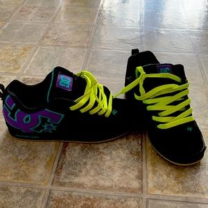 New DC skateboarding shoes worn 3-4 times very new . Beautiful unisex shoes .